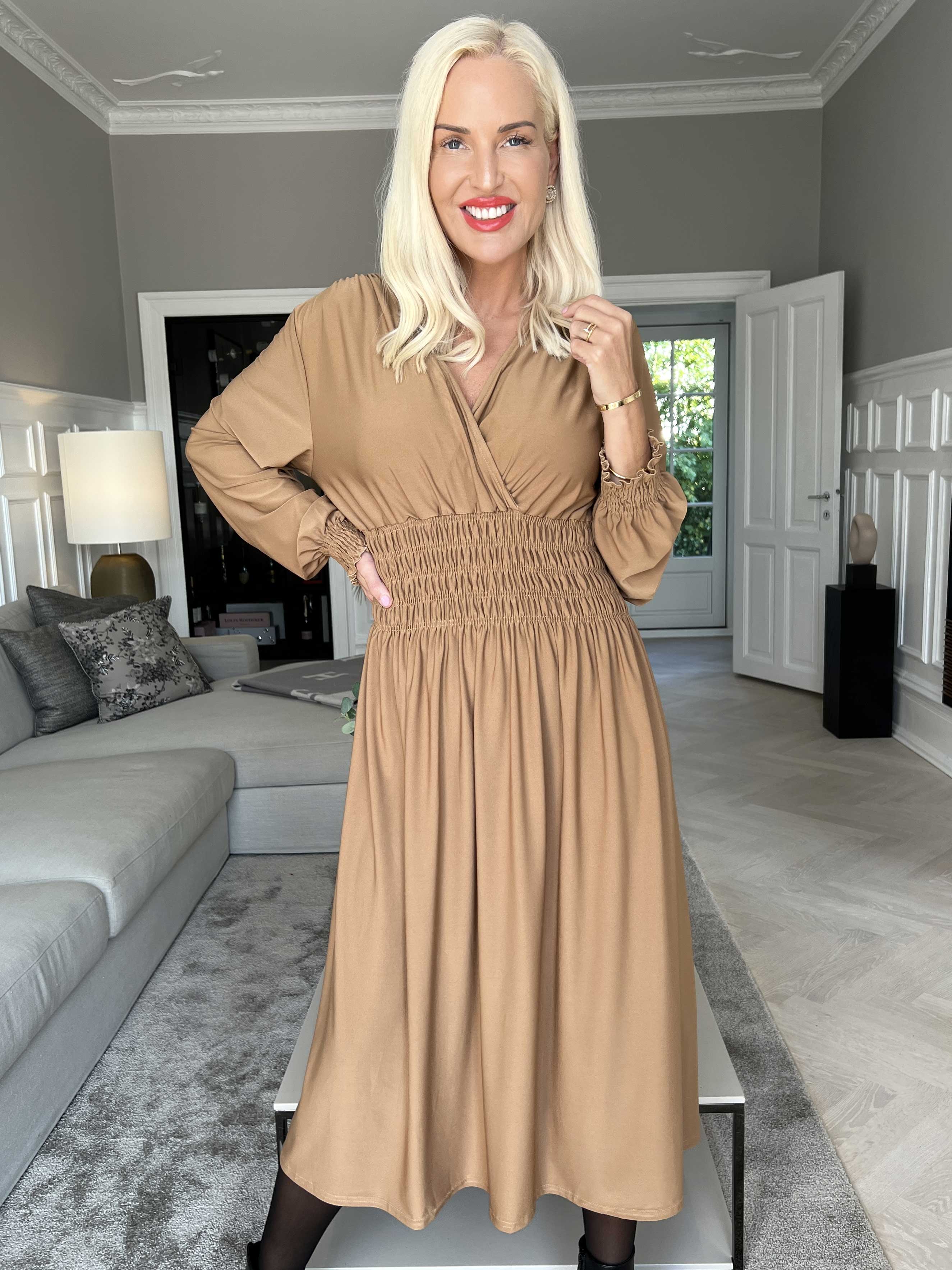 Pams Plain Midi L/S - Elastisk kjole med smock og lange ærmer